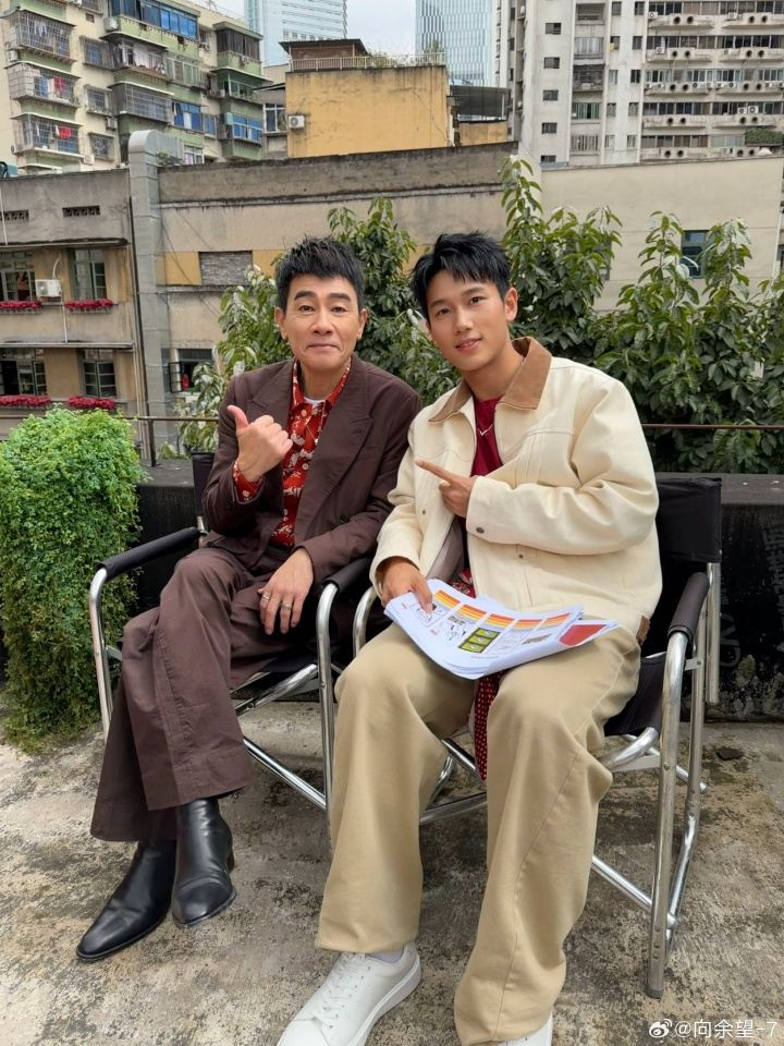 跨界联动！向余望晒与陈小春合影：春哥是真的帅