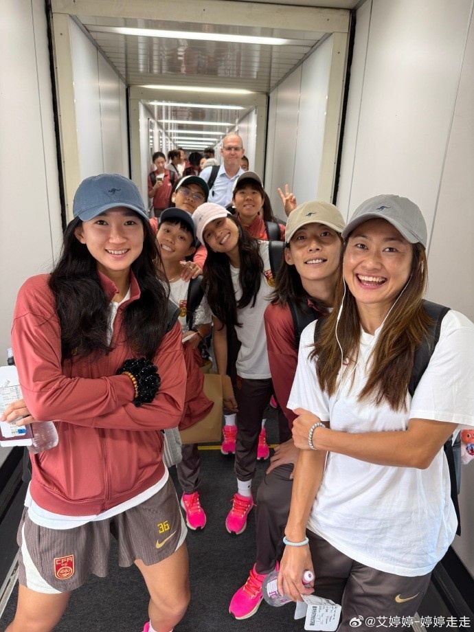 笑容满面！记者晒照，中国女足出发前往1/4决赛比赛地珀斯