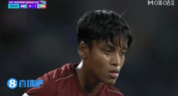 这球太帅了！印度女足远距离直接任意球爆杆，中横梁反弹进球门