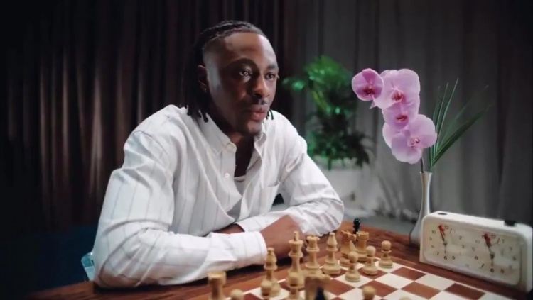 太阳报：埃泽为New Balance拍摄广告，与国际象棋冠军切磋