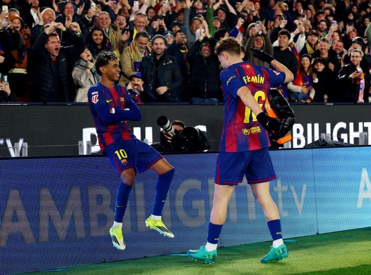 TA：巴萨亲属会结伴随队出征比赛，为球队注入温情与凝聚力