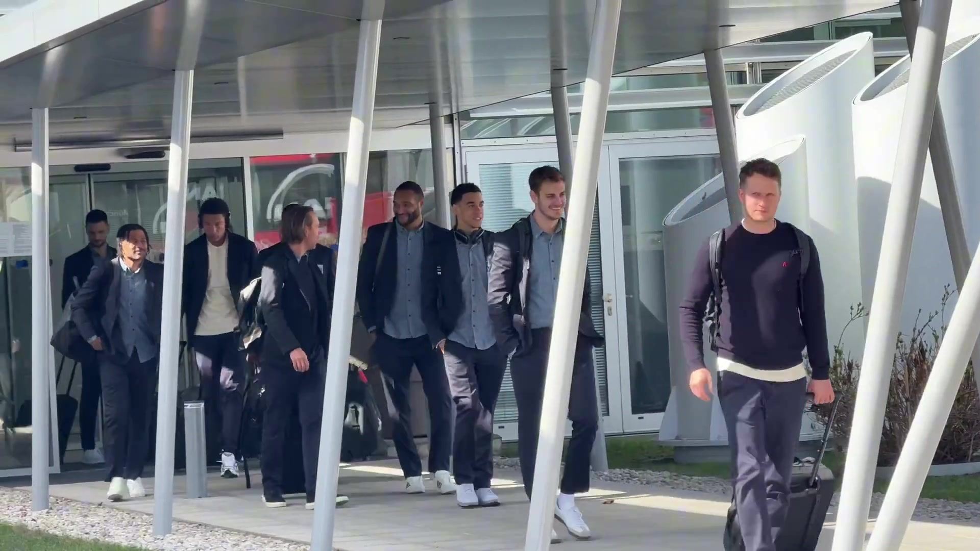 拜仁球员抵达慕尼黑，乌尔比希、穆西亚拉、戴维斯能够正常走路