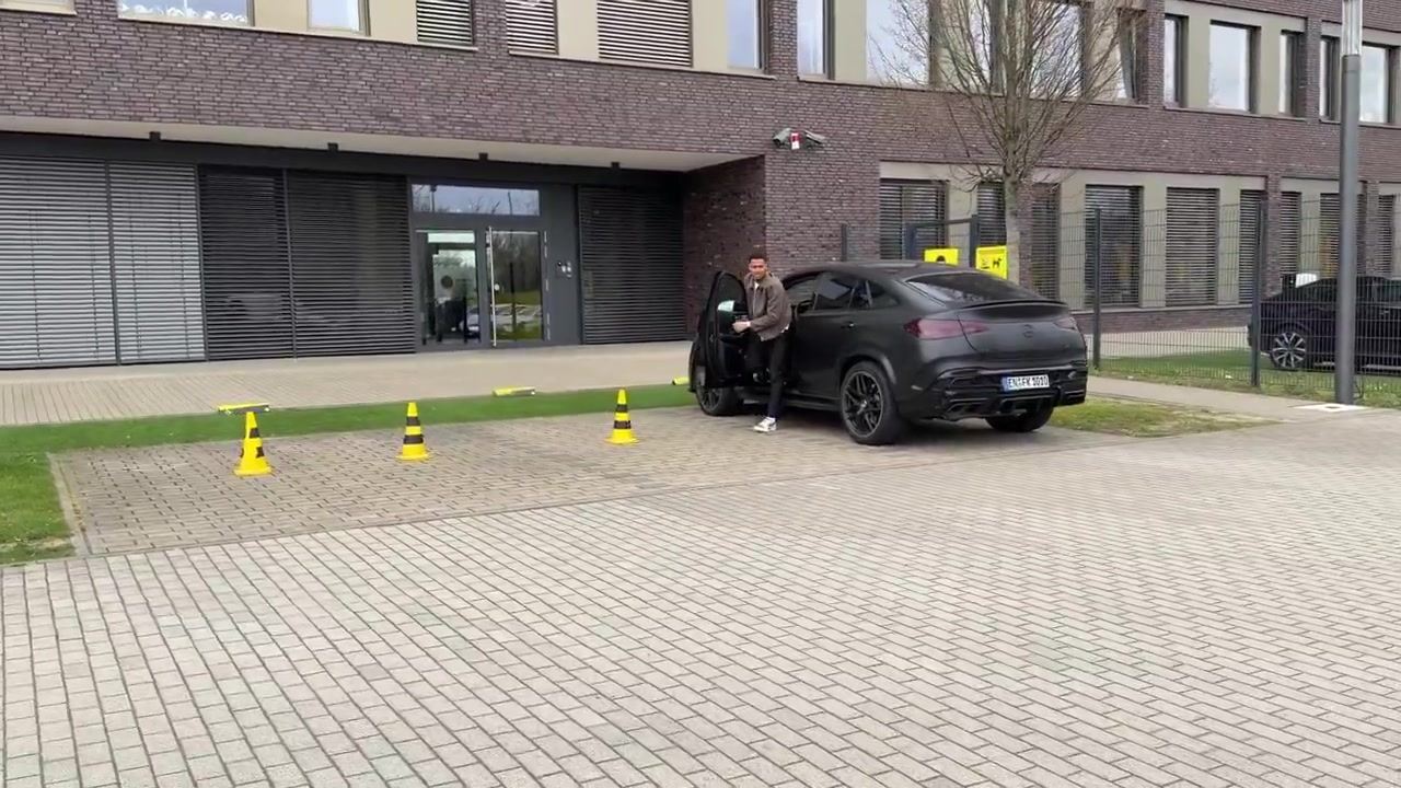 德天空:恩梅查已抵达俱乐部签新合同 他将成多特收入最高球员之一