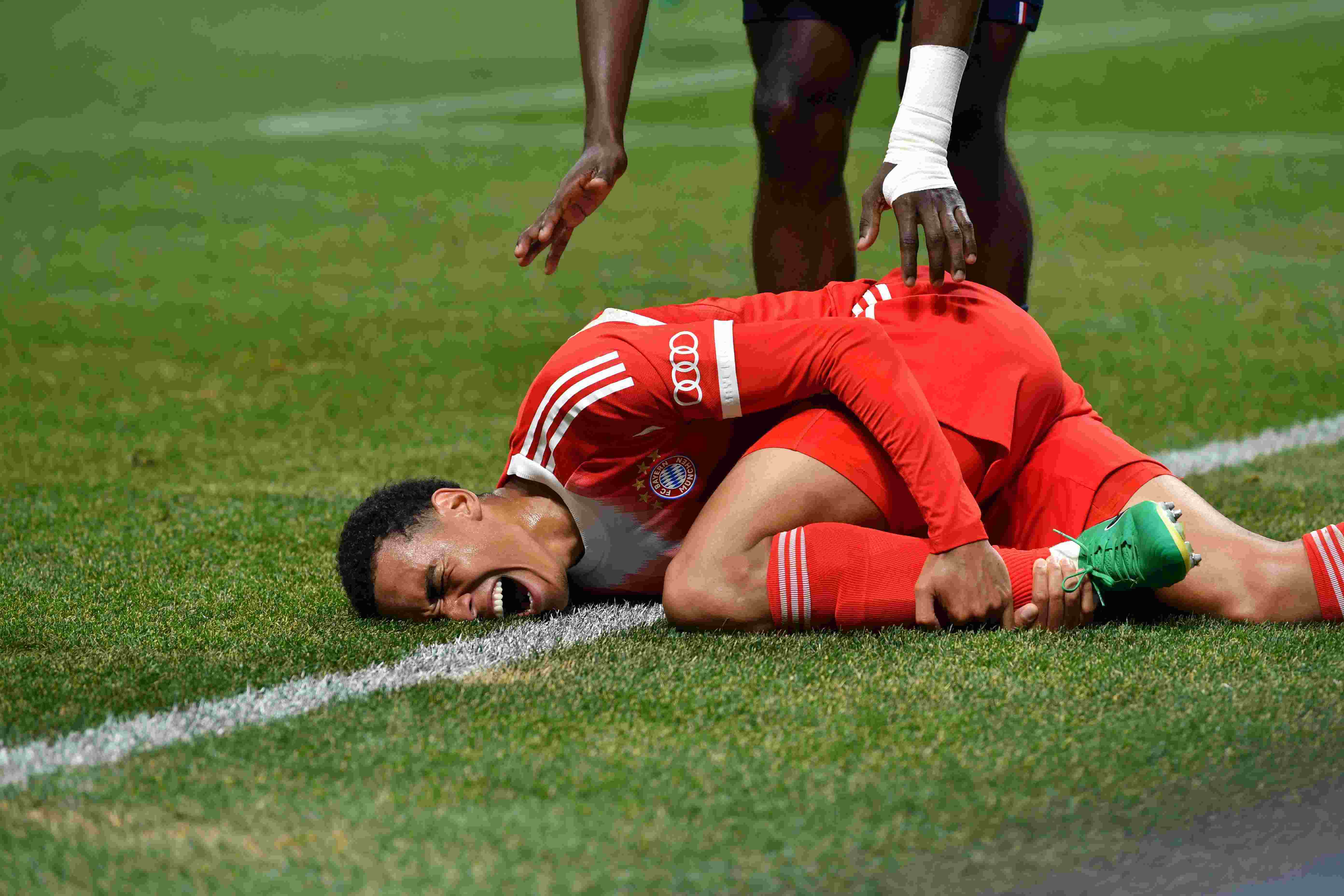 记者：穆西亚拉脚踝旧伤负荷反应，他将至少缺阵本周客战药厂