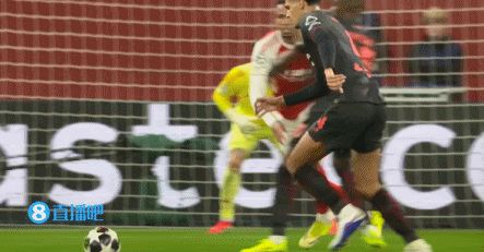 太勇敢了！加布里埃尔用脸挡住对手射门，这下看着都疼