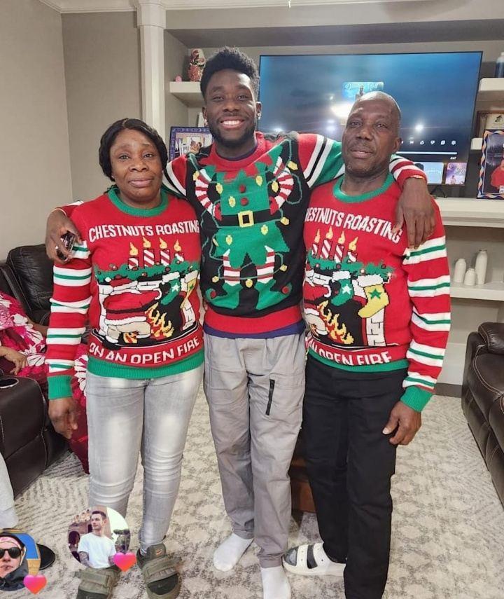 伤退后掩面哭泣！图片报：阿方索1年内4度受伤，赛后得到父母安慰