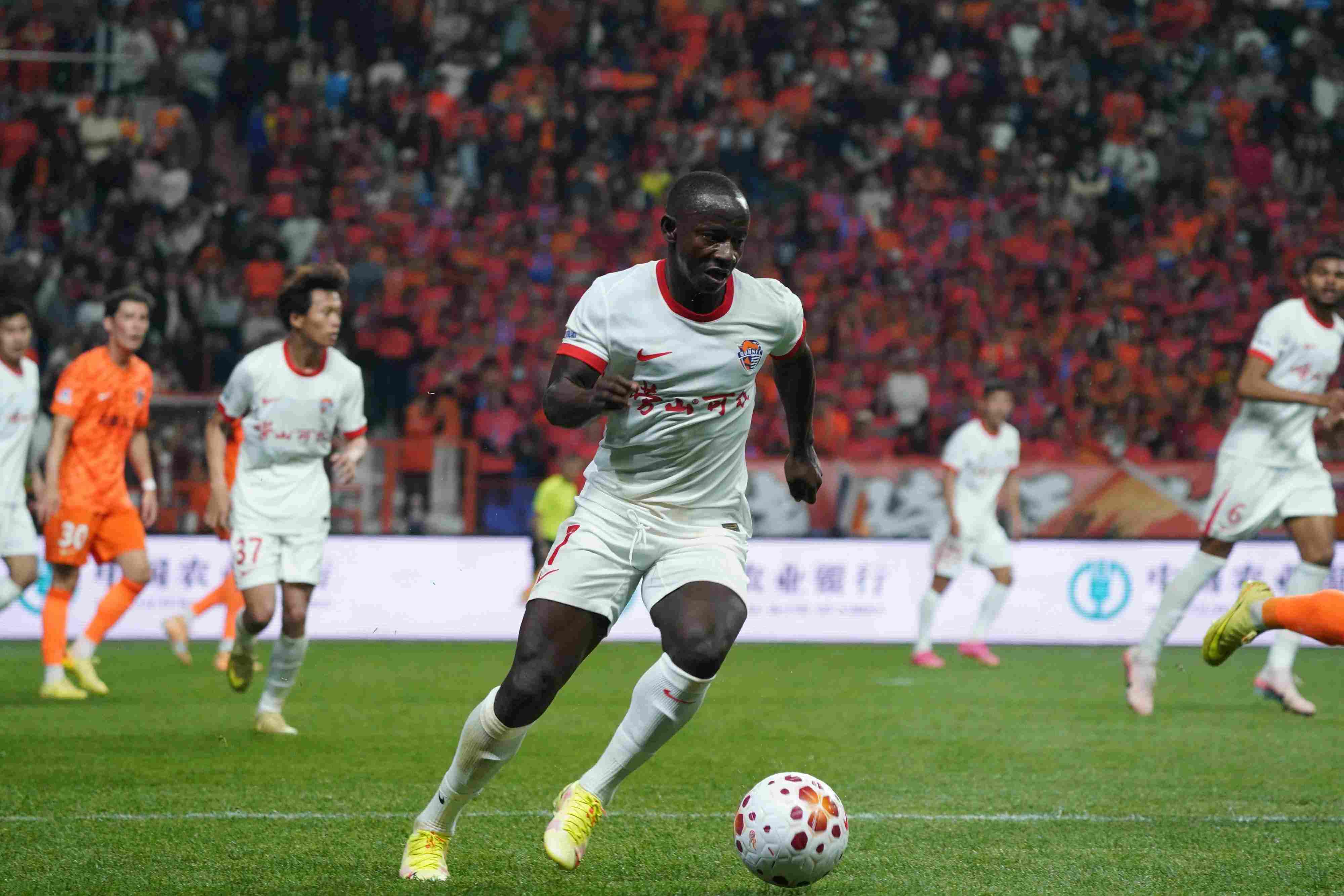 ：叶博亚周末可代表海牛出战中超，尚未收到FIFA的追罚通知