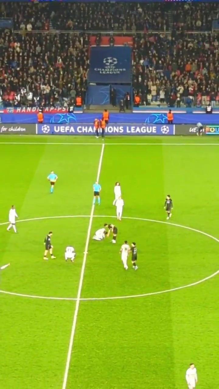 赛后维蒂尼亚找恩佐聊天被其一把推开，维蒂尼亚持续沟通解释