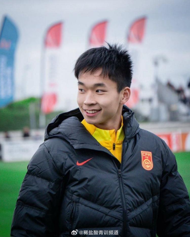 博主：黄子杰在欧罗巴U19B队注册，将战加泰罗尼亚U19优选联赛