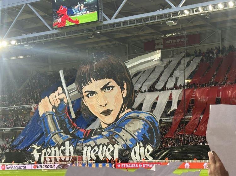 帅！里尔球迷赛前展示圣女贞德TIFO：法兰西永不死