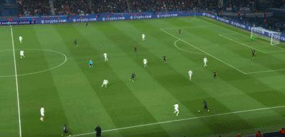 自信过头？约恩森两次潇洒过掉巴黎逼抢球员，随后失误送大礼