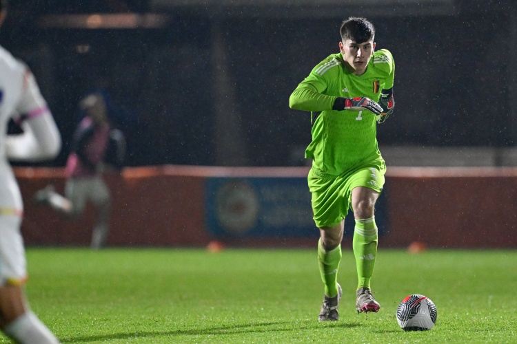 记者：切尔西的新门将会是彭德斯，但球迷可能认为现在该买最好的