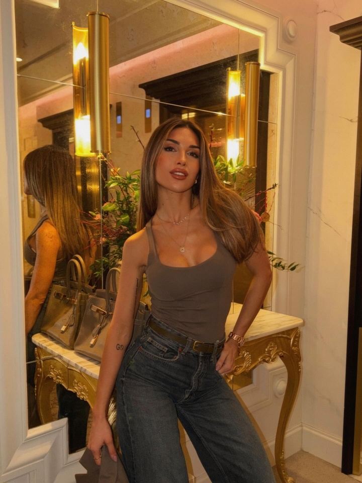 【小吧社交秀】胡梅尔斯女友驾驭不同风格 瓜帅女儿晒美照