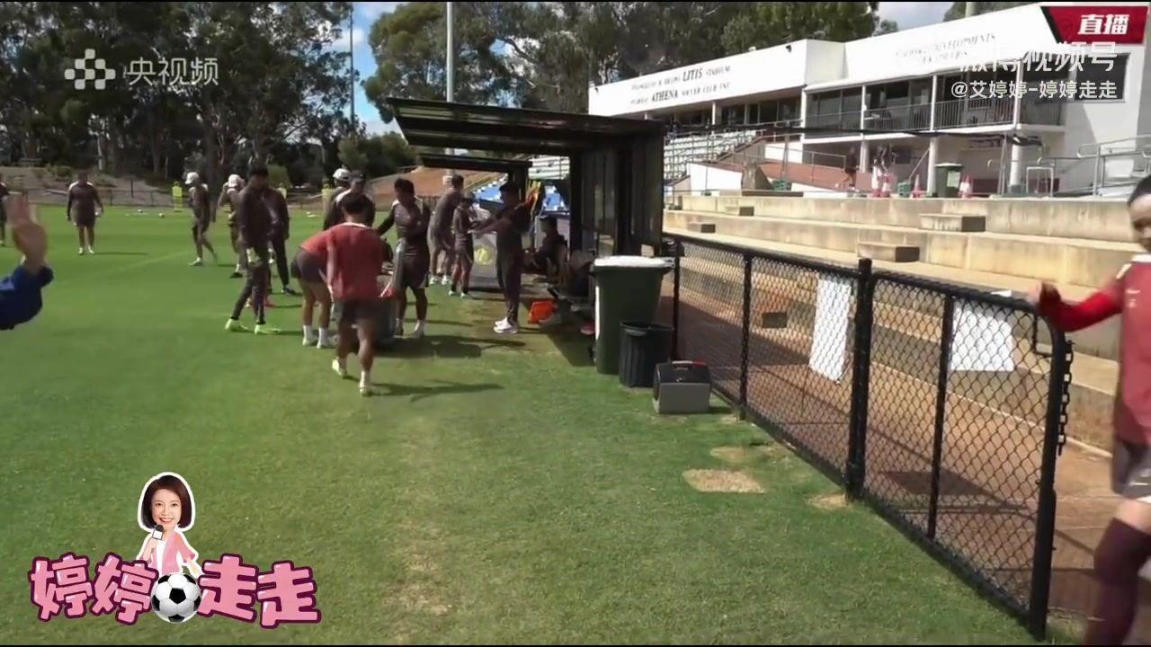 记者实拍中国女足赛前训练：队员们整体状态不错，门将陈晨缺席