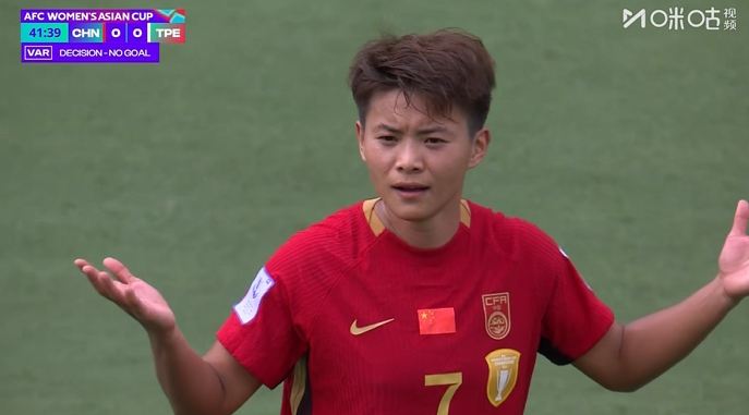 愣住了！王霜得知进球取消后呆在原地，无奈不太理解