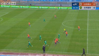 均不满！法比奥禁区内倒地 泰山反击被吹停 双方抗议麦麦提江判罚