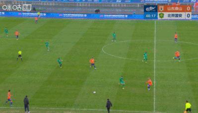 泰山1-0领先国安！谢文能小角度爆射破门 连场进球，克雷桑献助攻