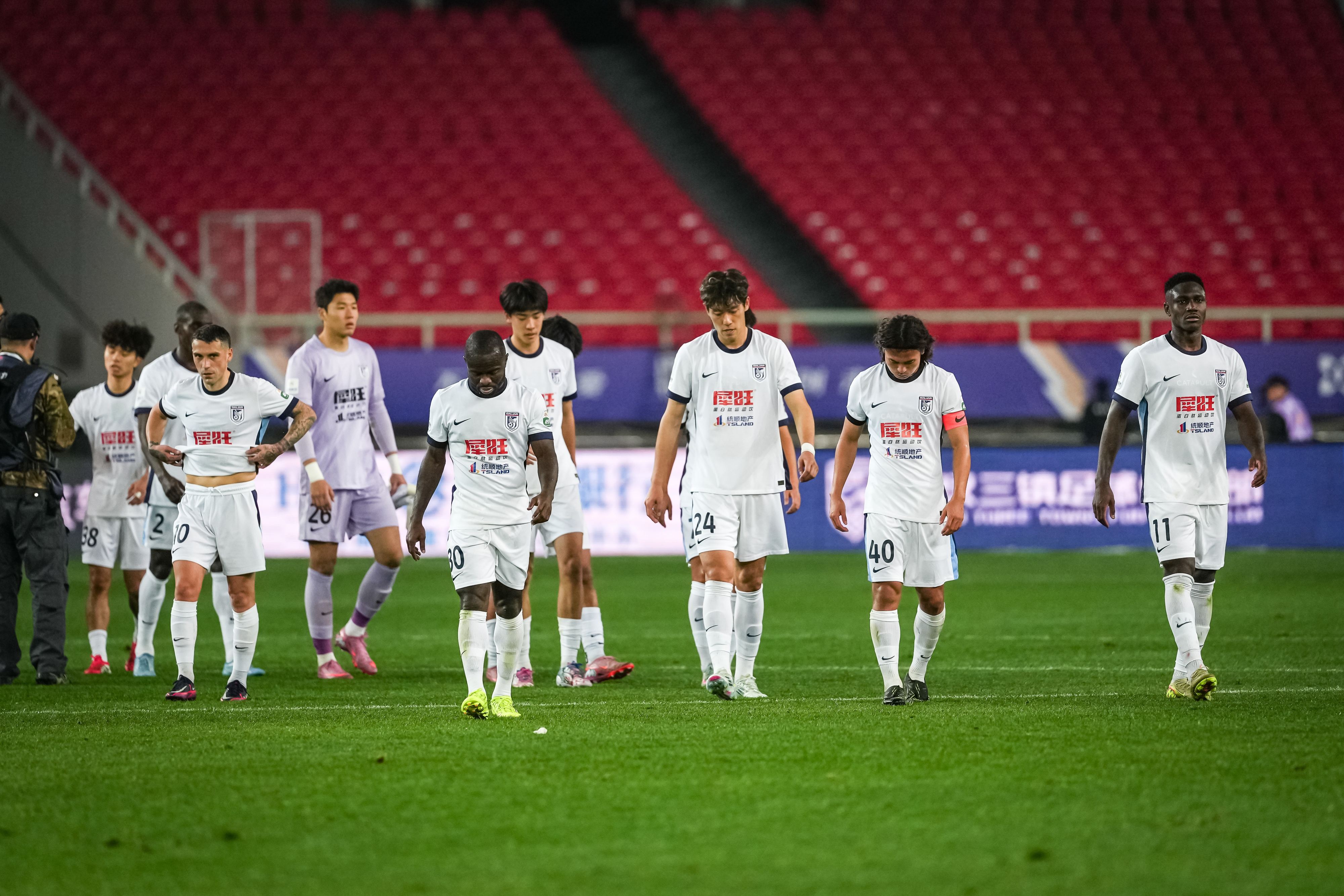 难兄难弟铁人和英博均开赛两连败，铁人0进球、英博丢9球