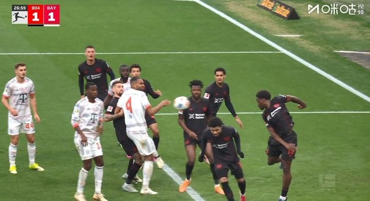 拜仁前场任意球机会，塔门前将球挡进球门，但因手球在先被吹无效