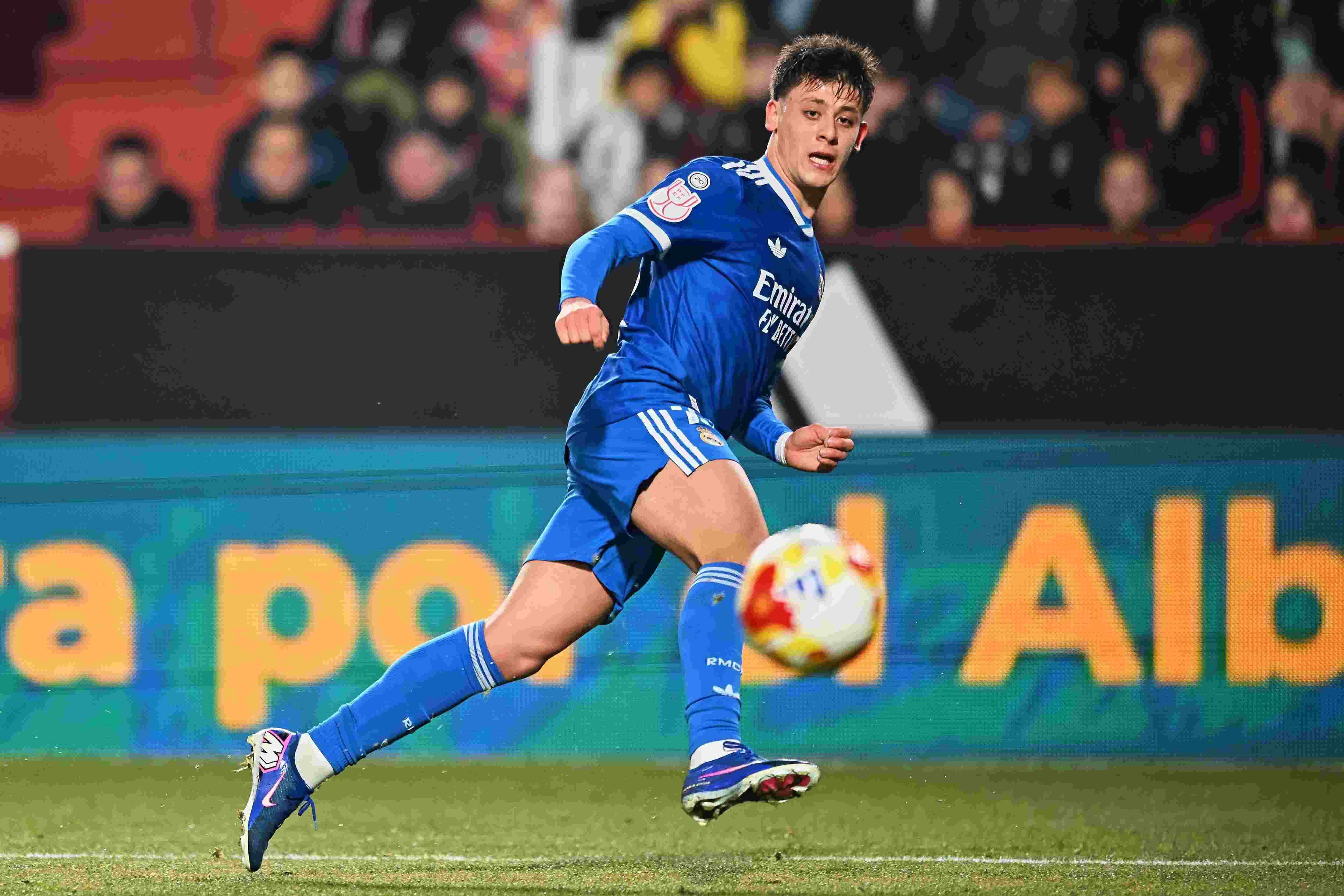 石破天惊！居莱尔距离球门68米远射破门，追平西甲历史纪录