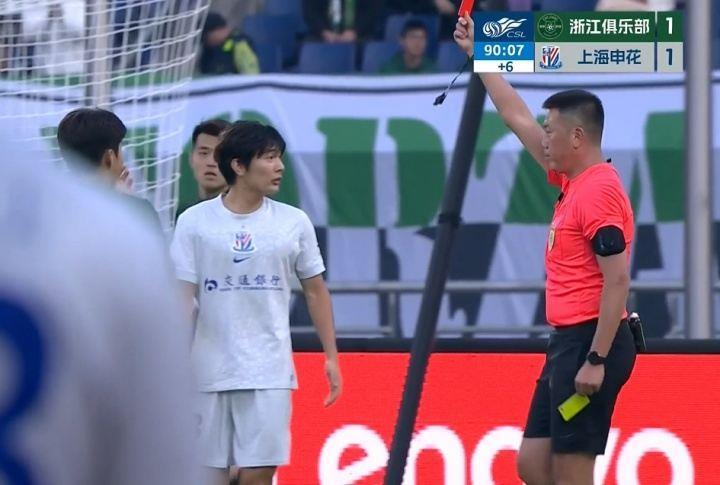 因假摔两黄被罚下！跟队：杨皓宇红牌太冤枉，主裁判罚极为双标