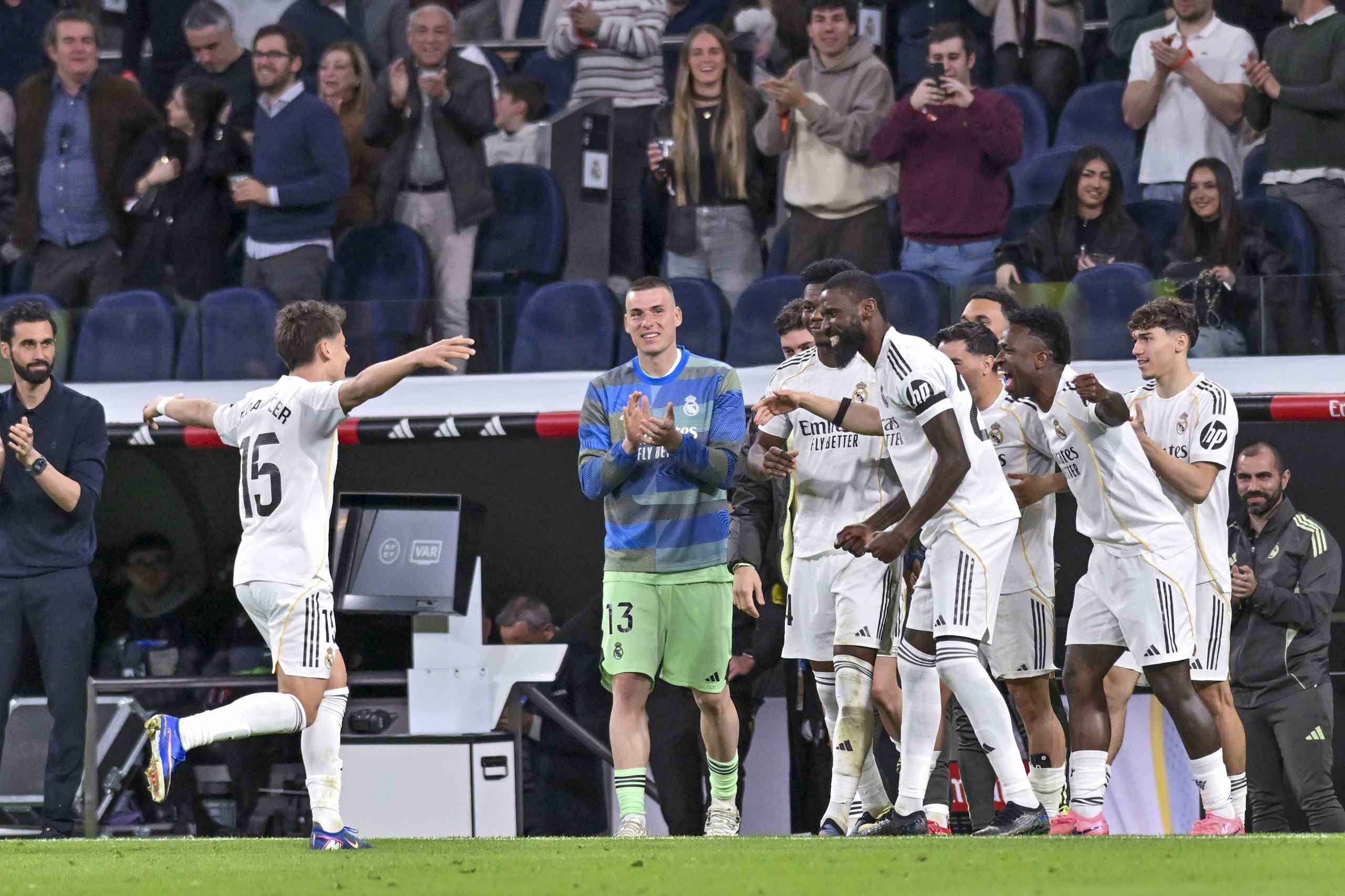 神来之笔！居莱尔68米超远后场吊射破门，预期进球仅0.01