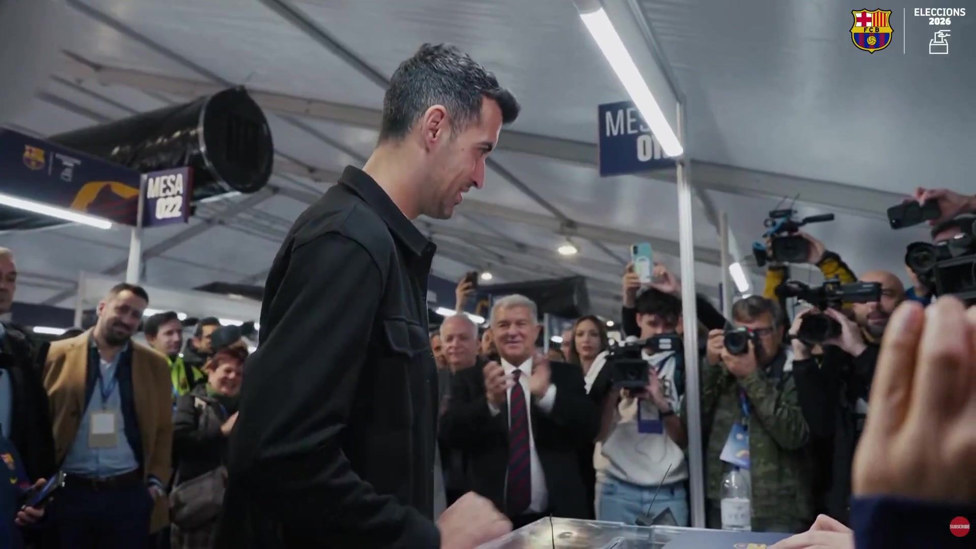 布斯克茨来到现场投票，拉波尔塔与他握手并拥抱