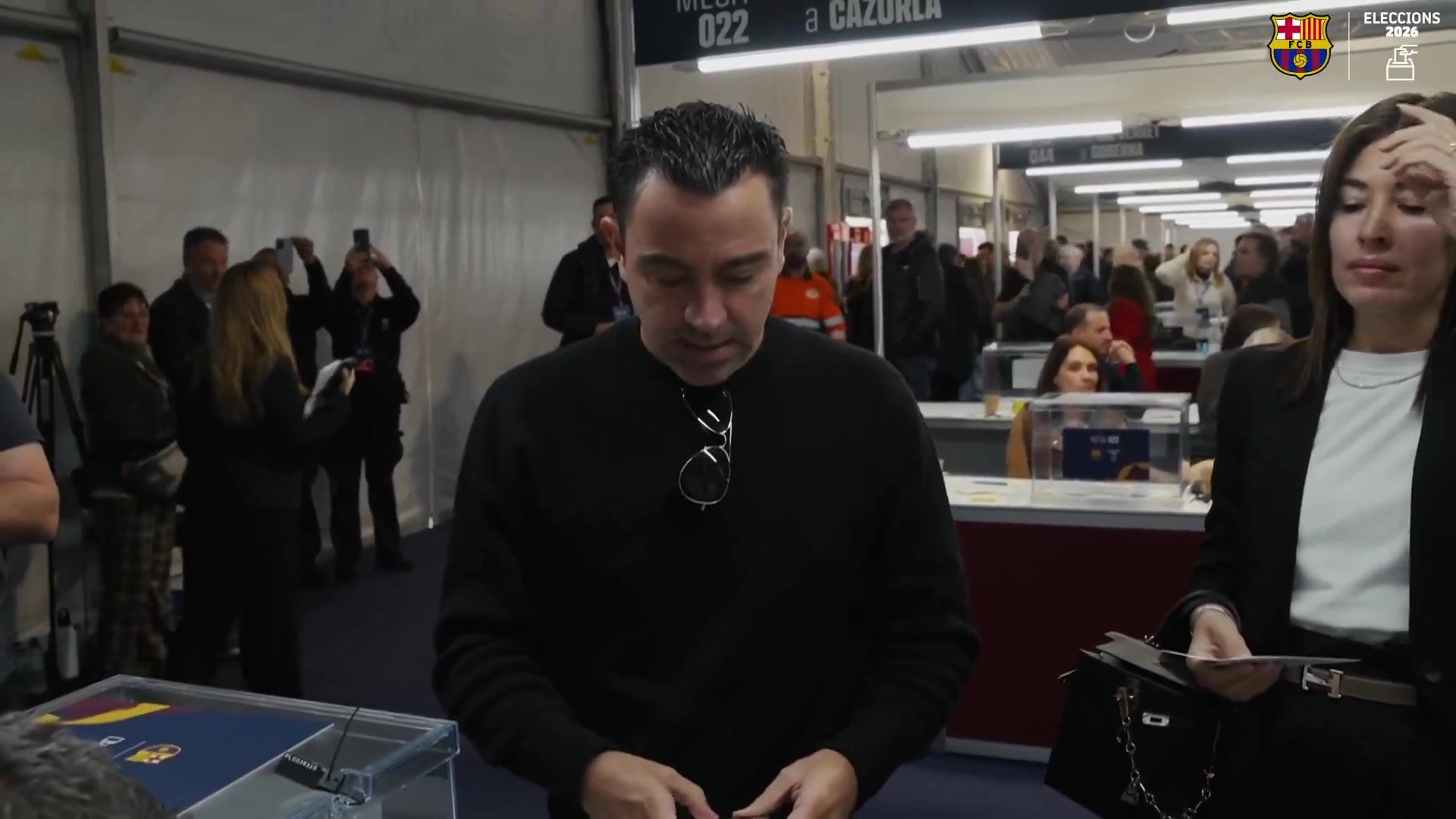 巴萨官方社媒晒哈维投票视频，此前曾炮轰拉波尔塔