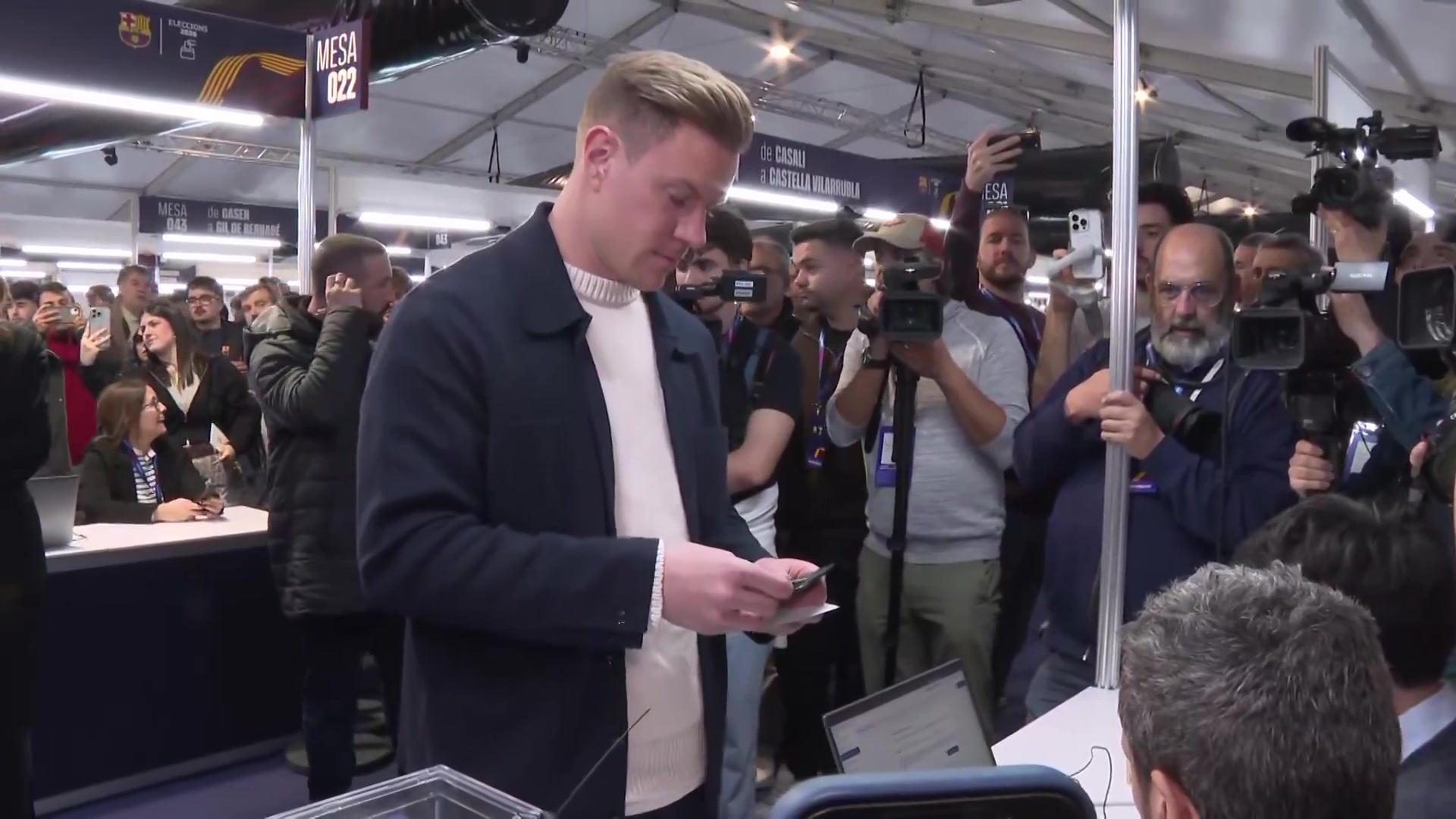 尴尬！特尔施特根抵达巴萨主席投票现场，结果发现自己没有投票权