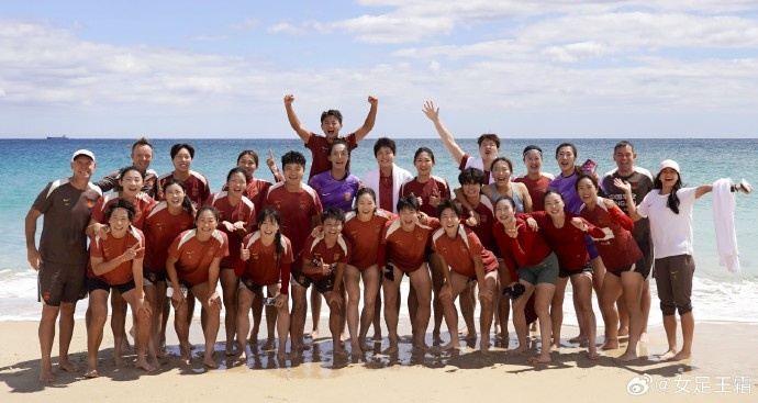 北青：中国女足今日放弃室外有球合练，选择到海边散步来调节身体