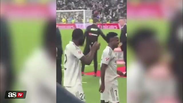 阿斯报晒视频，发现吕迪格在庆祝居莱尔进球时打了小将皮塔奇一下