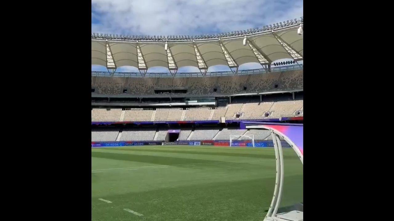 明日中国女足决战澳大利亚！马德兴晒现场视频：估计明天有6万人