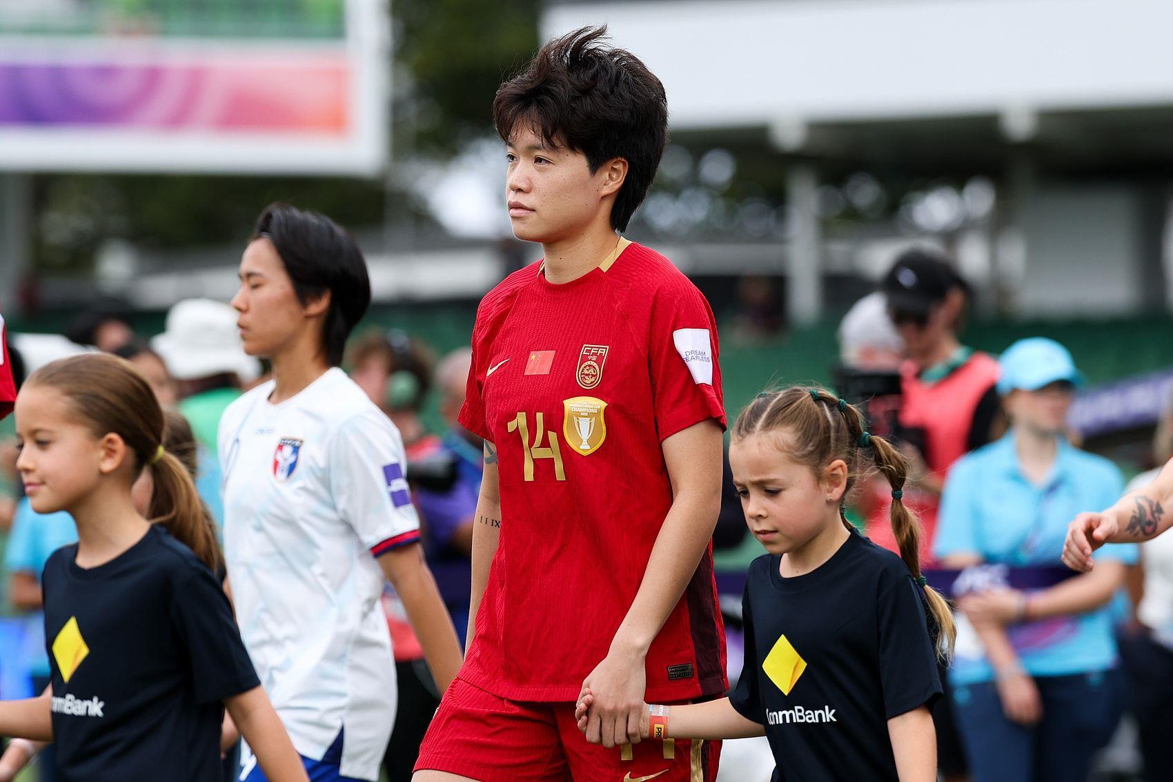 足球报：李晴潼用两粒进球完成救赎，她在东京奥运会失误 染红