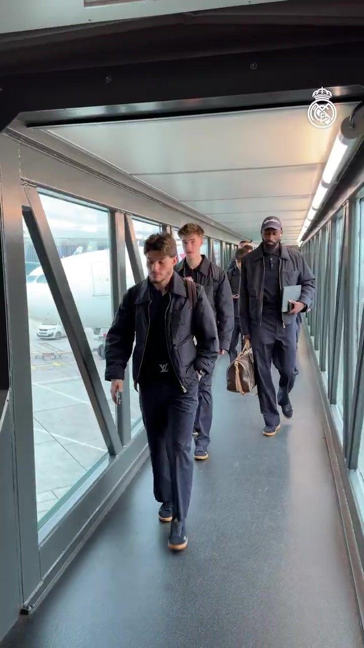 首回合3-0领先！皇马全队飞抵曼彻斯特，即将客场挑战曼城