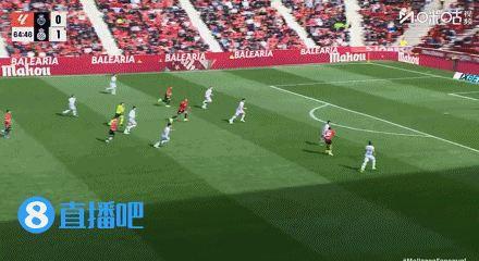 离谱！西甲裁判眼前目睹犯规 经VAR提醒场边回看，仍坚持错误判罚