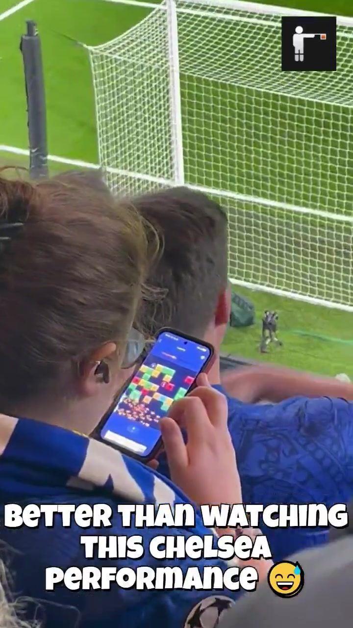 看不下去了…主场惨败巴黎，赛中一切尔西球迷直接掏出手机玩游戏