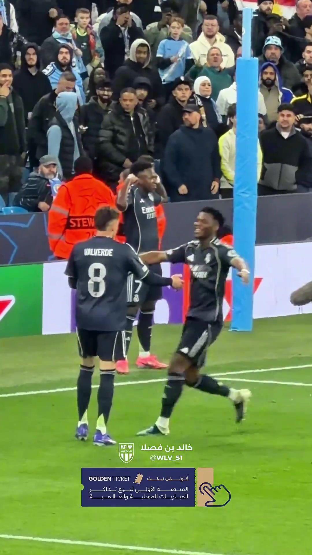 不满！维尼修斯进球被吹前向球迷展示球衣，多纳鲁马摊手与其沟通