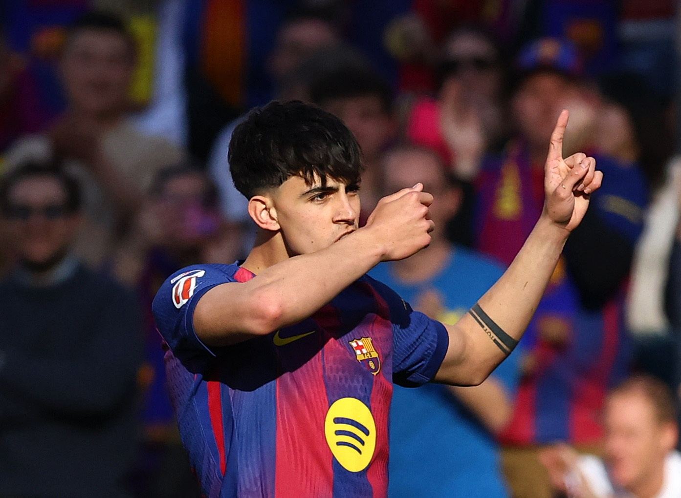 18岁296天！欧冠淘汰赛阶段，贝尔纳尔成巴萨队史第3年轻进球球员