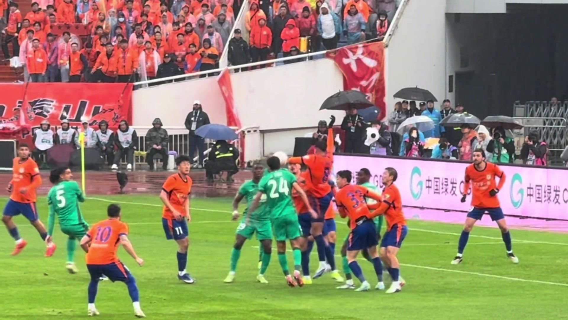 京鲁战漏判点球！本轮中超裁判公布，无麦麦提江和唐顺齐