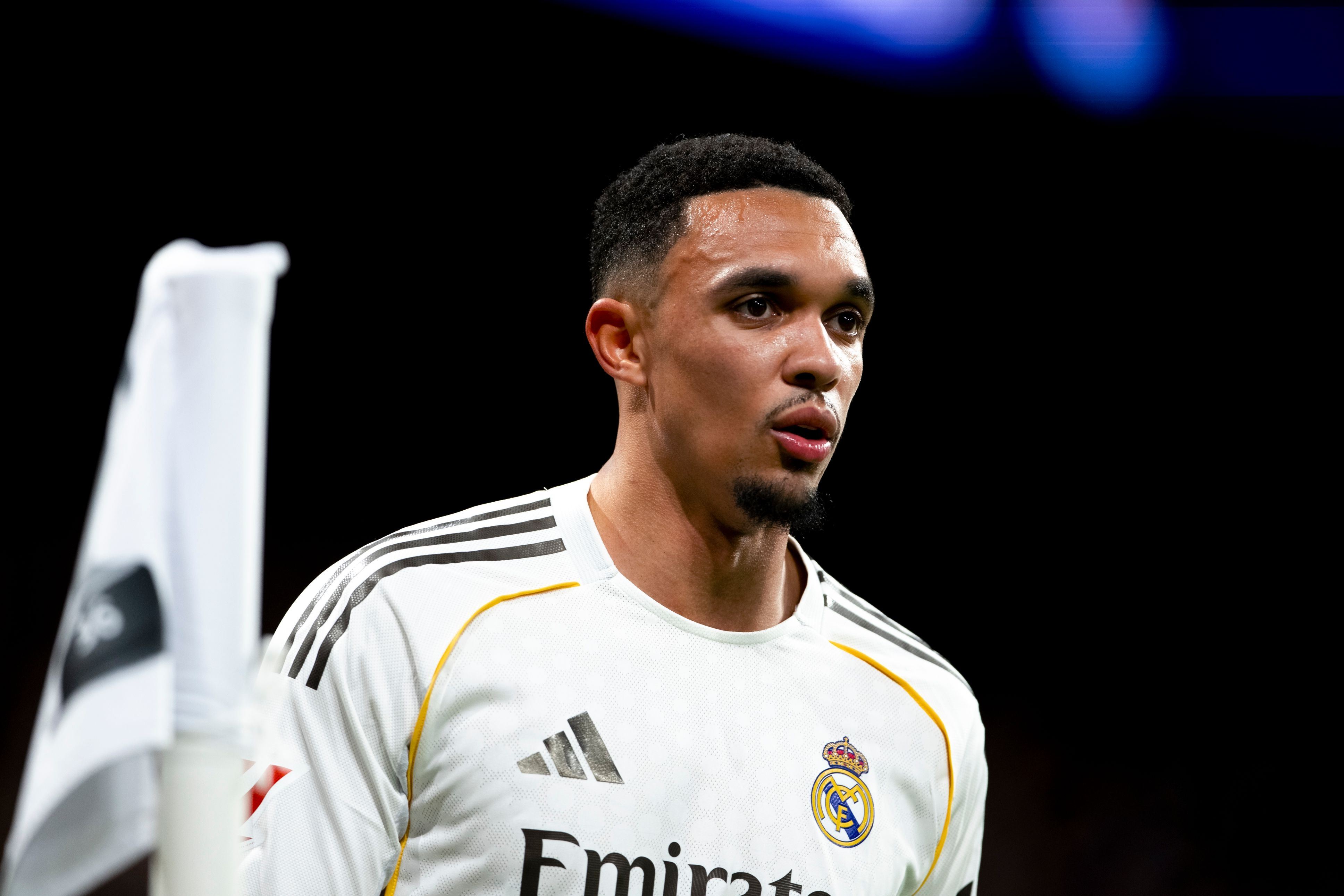 记者：阿诺德在皇马踢右后卫 拥有大赛经验，却入不了图赫尔法眼