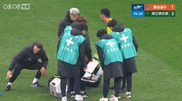 愿无大碍！王钰栋坐在地上疑似受伤，随后被陶强龙换下