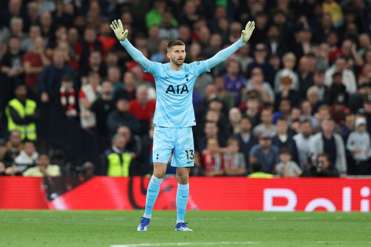 迪马济奥：热刺门将维卡里奥将接受疝气手术，有可能赛季报销