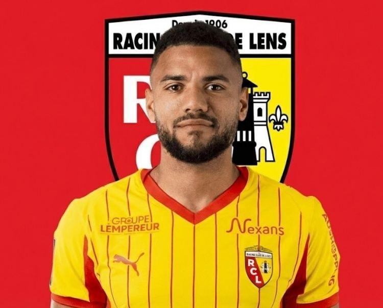 朗斯后卫30岁生日夜打入精彩凌空侧钩，主场球迷为他唱生日快乐歌