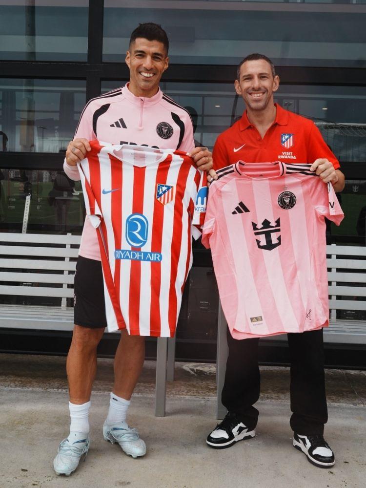 马克西·罗德里格斯造访迈阿密国际，与苏亚雷斯互赠球衣