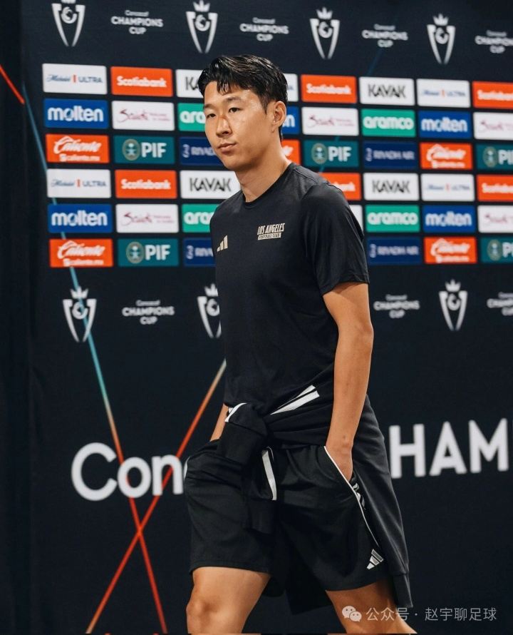 记者举例类比王钰栋：孙兴慜在混采区用英语耐心接受中国记者采访