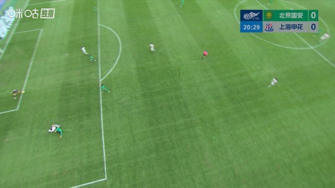申花前场反抢，米内罗趟球过大，贾非凡关键铲球解围