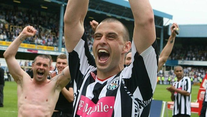 太阳报：前西布朗、切尔西球员克莱门特涉毒被捕，他哥是巴西助教