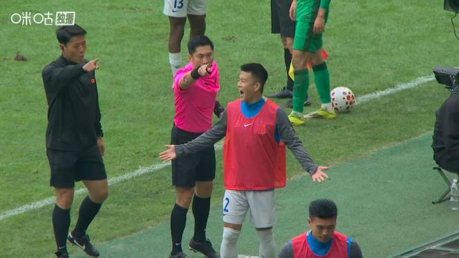 马宁半场前连出三黄：法比奥战术犯规，斯卢茨基、王世龙场边抗议