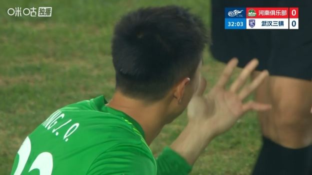 硬汉！三镇门将方镜淇小指脱位，队医现场复位后继续比赛 献神扑