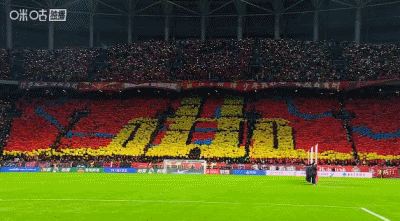 震撼！铜梁龙龙兴主场亮出巨型TIFO“山城龙吟起，吾辈志在天”